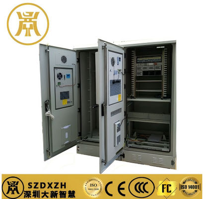 Cubierta eléctrica impermeable de dos bahías Cubierta de almacenamiento de baterías anticorrosión con enfriamiento